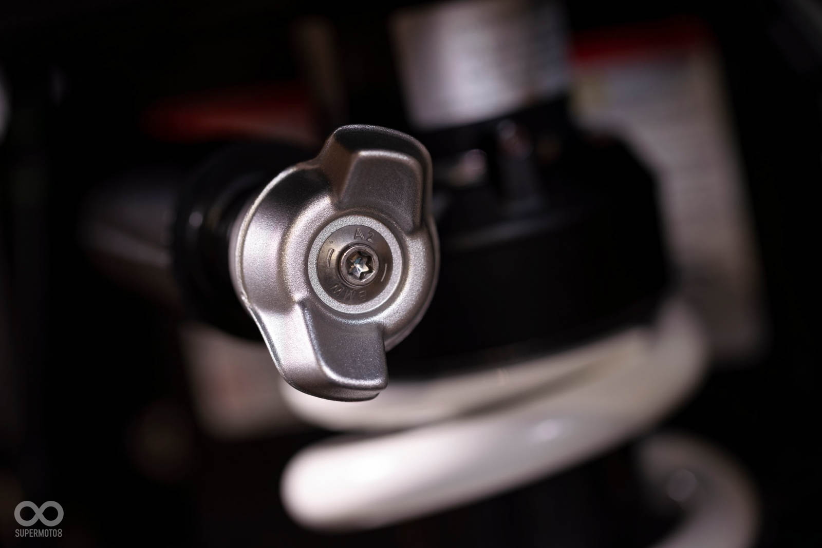 懸吊快速調整機構，讓騎士能迅速針對狀況調整懸吊，提升舒適度