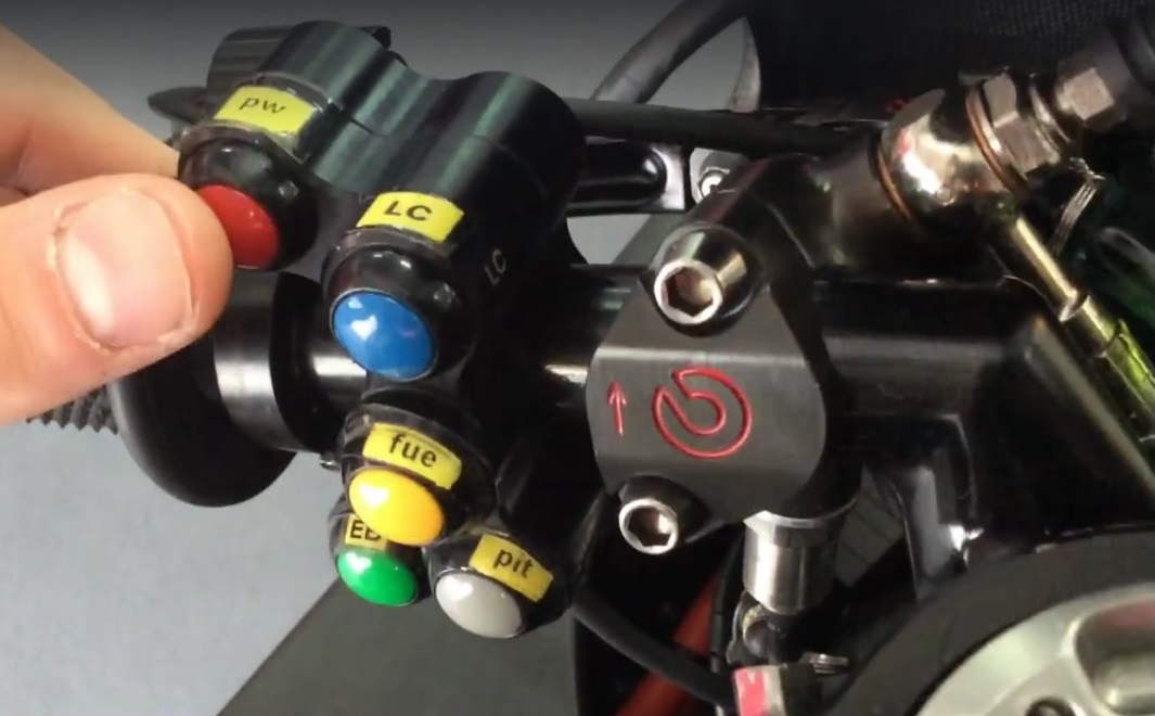 動力模式的高低由紅色按鍵控制,總共有ABC 三種設定。