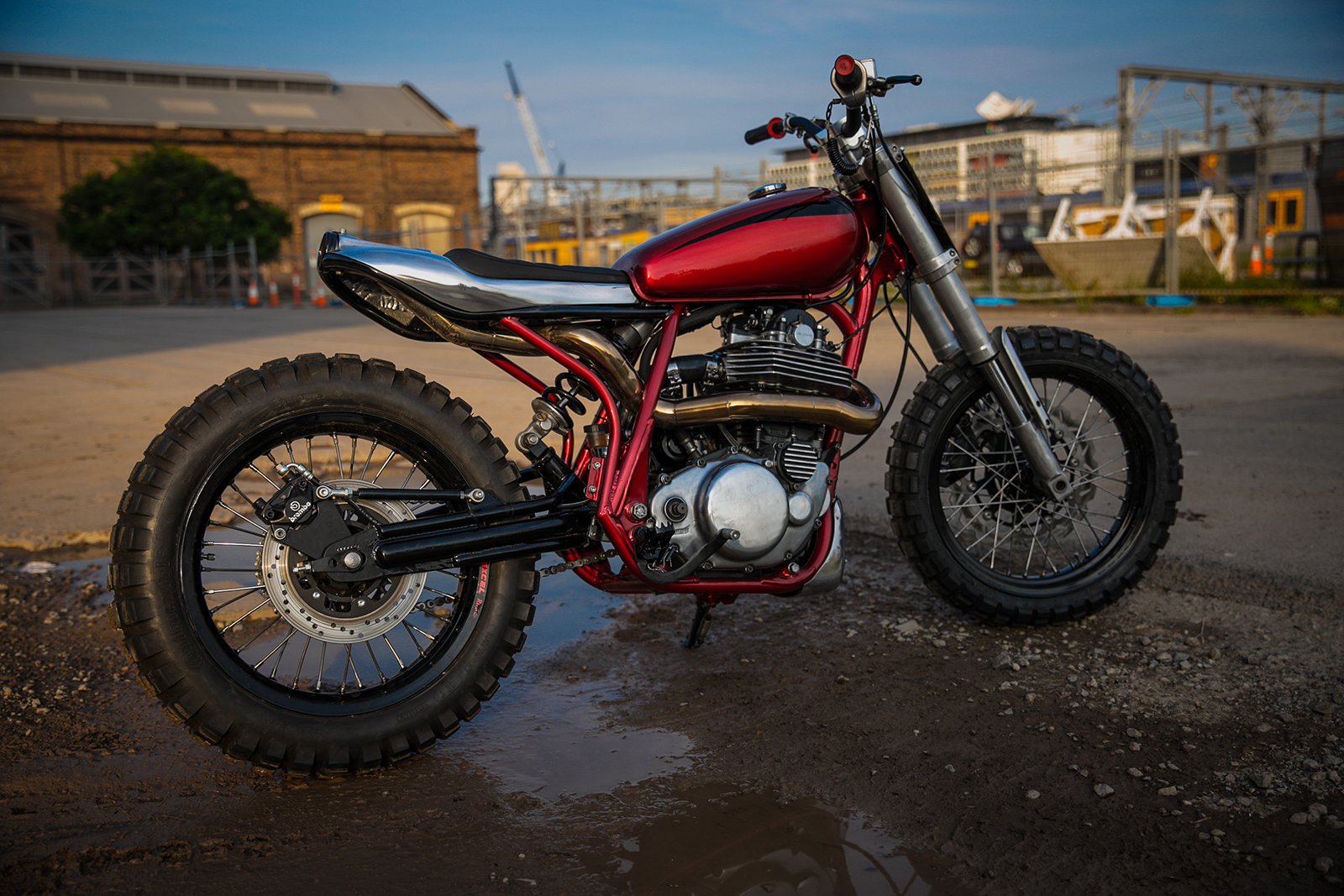 後輪部分也從原先的雙槍避震換為中置單槍，並且換上了RMZ 17“ Motard輪圈和320mm的煞車碟盤