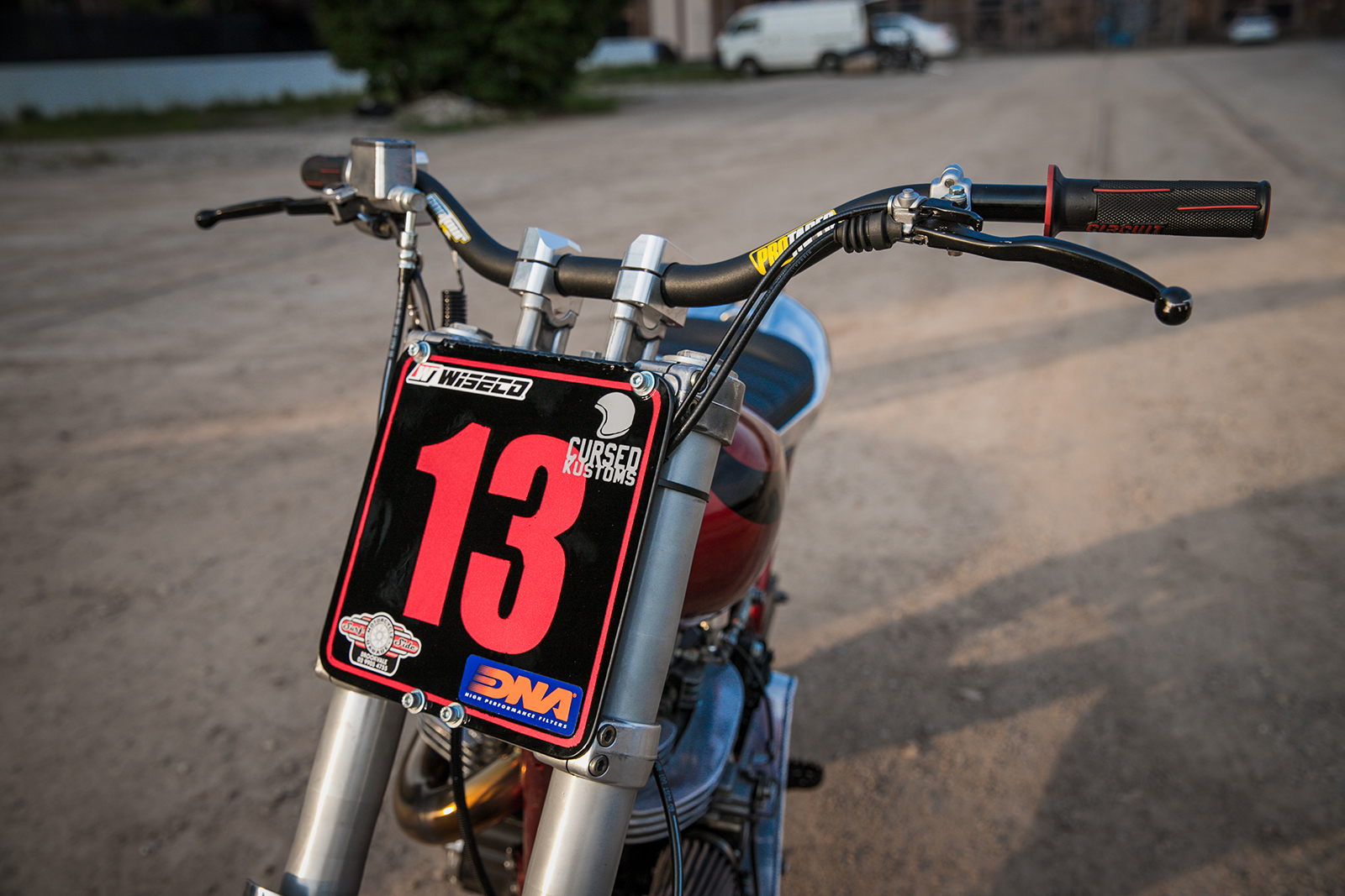 Keeley找來了一組DUCATI Monster的前叉和制動系統，把這台SR400的雙臂視覺變得更粗更壯