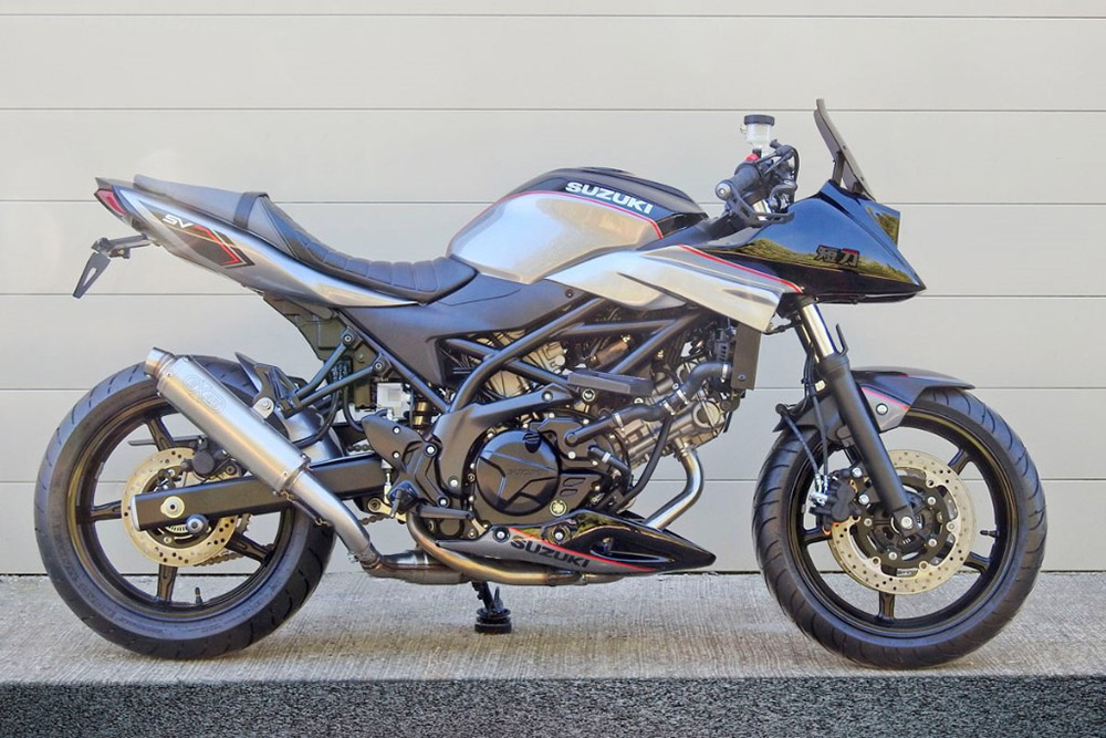 從側面來看，外觀像是結合了Katana車頭和SV650車尾