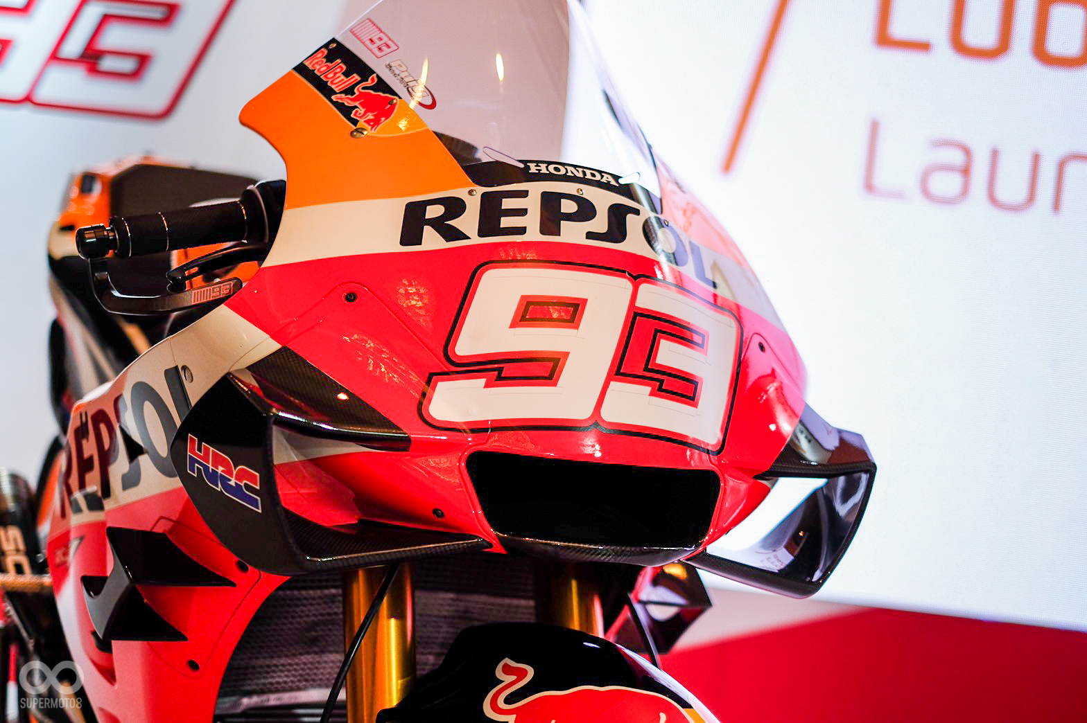 雖然是2020年Repsol HONDA Team發表會，但現場展示車款定風翼應該是舊版本，新設計應該會在這幾天的雪邦測試、卡達正賽出現