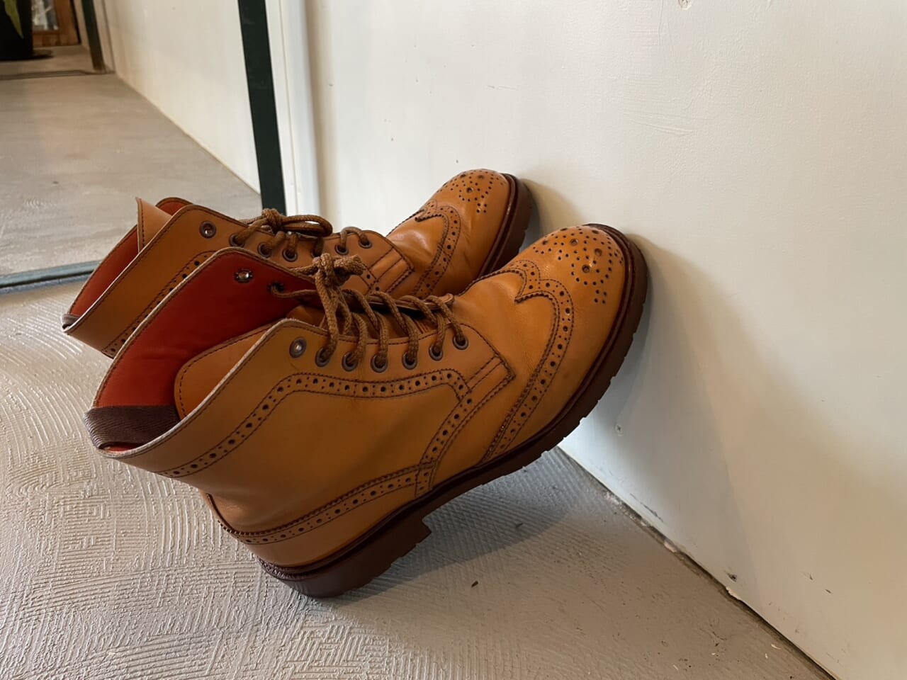 皮靴也不建議拿到陽光下直曬