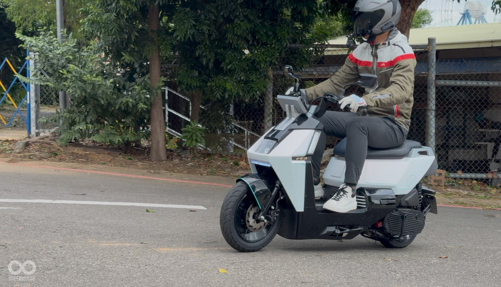 稍微可惜腳踏板底下的電池位置，造成腳踏位置整體被抬高