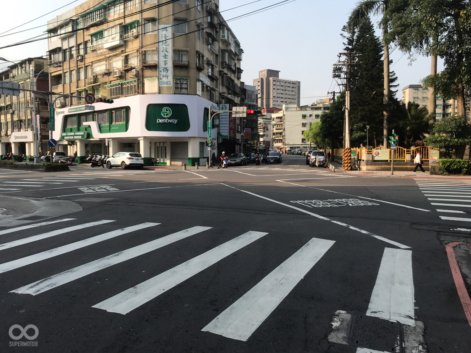 常用於大型流量路口的對角穿越道，也是以行人專用保護時向來作為燈號依據。