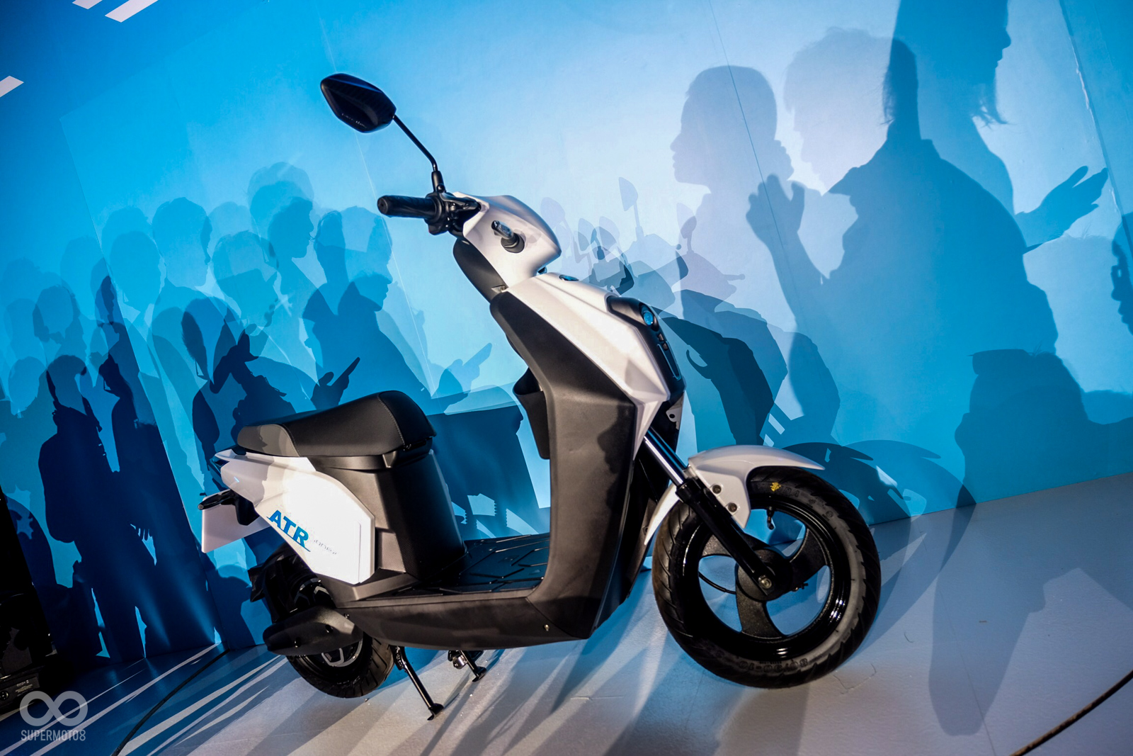 除了Ionex的綠牌、白牌新車之外，KYMCO也帶來了Ionex Cozy換電車型