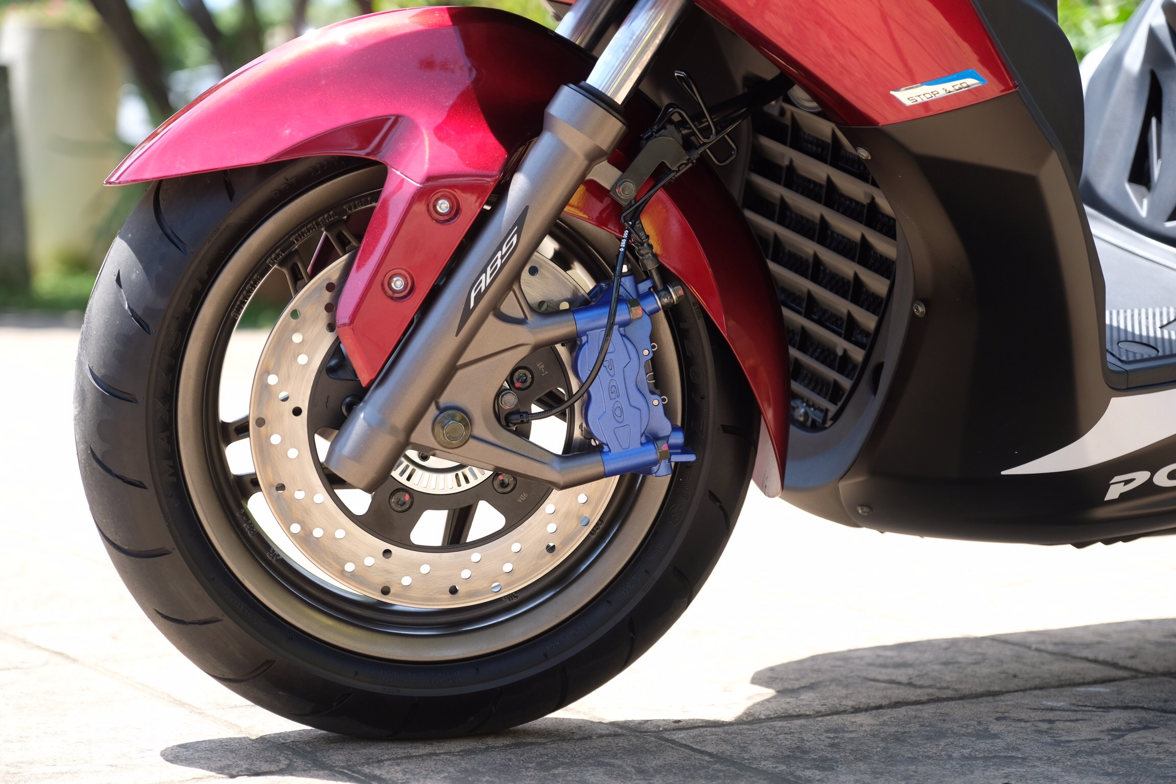 TIGRA 200前輪採用267mm碟盤配輻射對四活塞卡鉗