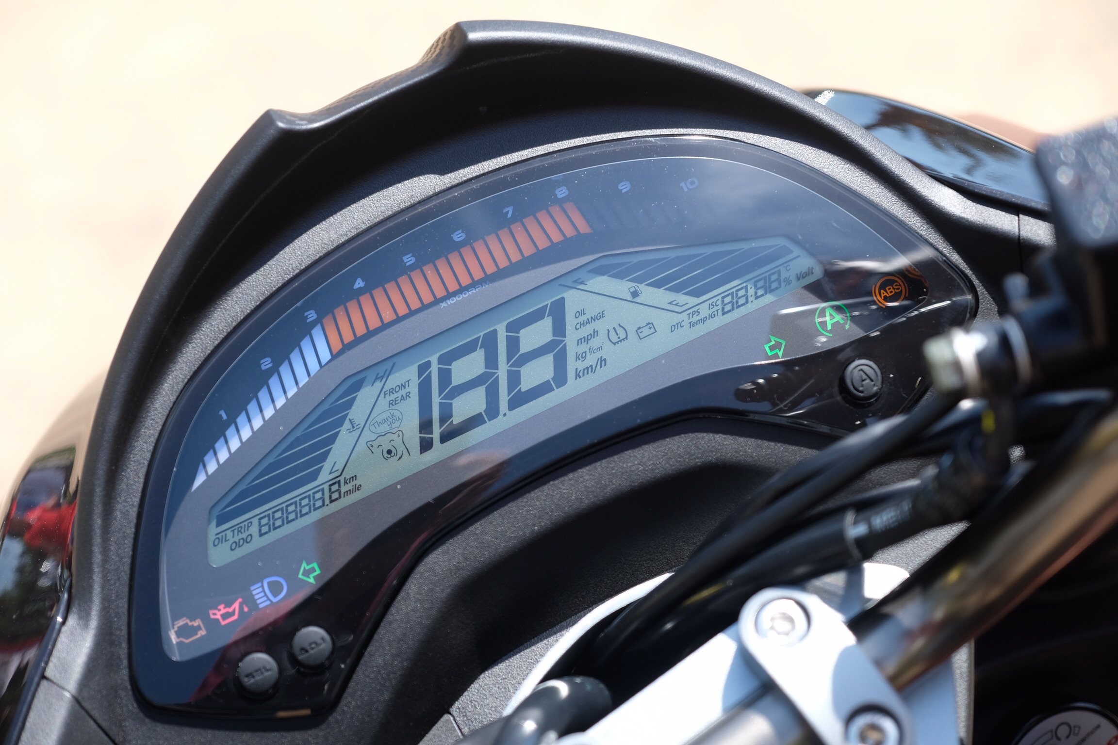 TIGRA 200採用大型液晶儀表介面，除了時速、油量和燈號顯示之外，在上方也有轉速條來顯示轉速