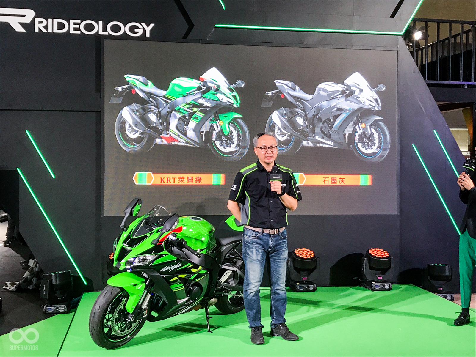 台崎重車經理 陳明賢在發表會上致詞，也公布引進車色