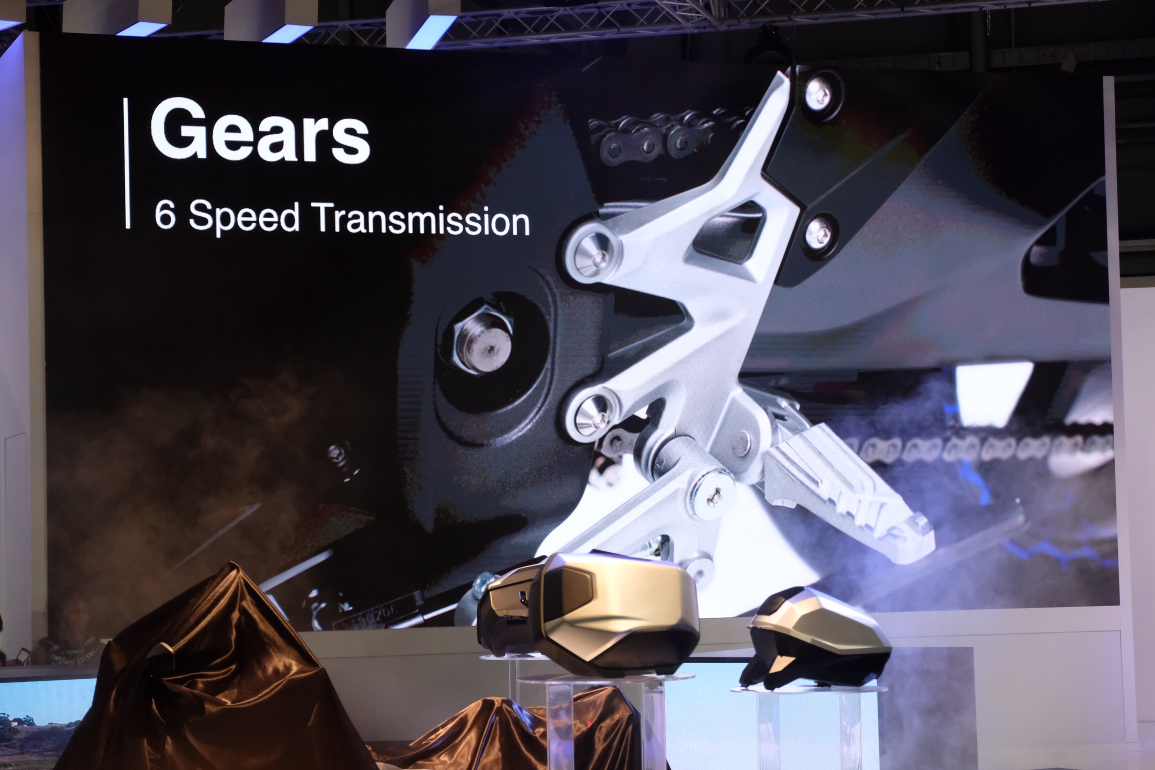 延續先前的SuperNEX搭載上六速打檔變速系統