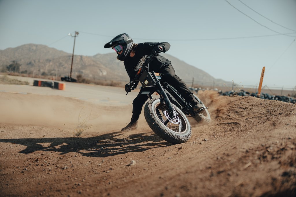 招牌的風火輪藍橙色塗裝相當好看