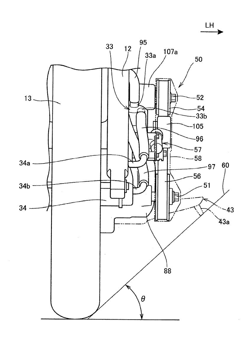 從正視角看去，為了傳遞動力給壓縮機組件有些凸出