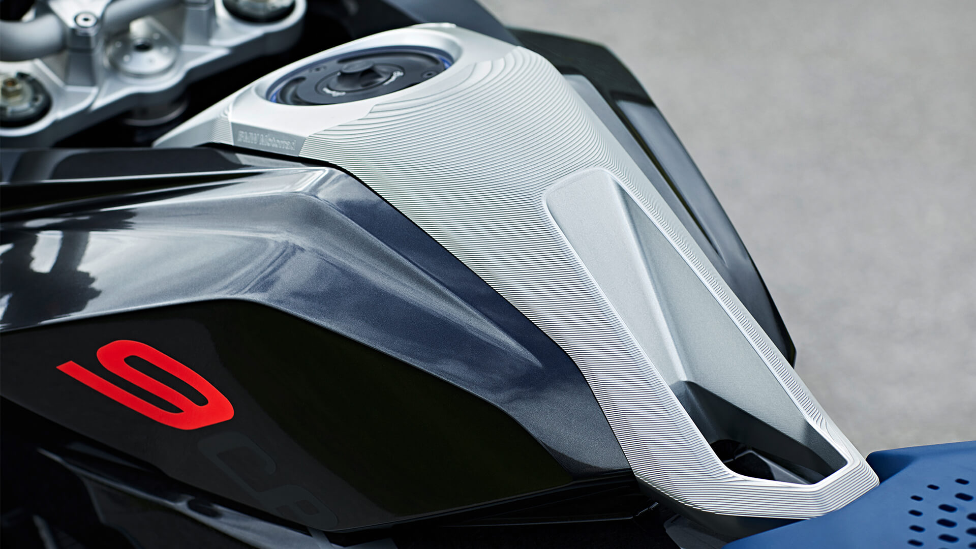 拉絲鋁油箱飾板配上充滿肌肉線條的折線，展現出十足跑格的車身線條設計，讓人看了就熱血沸騰！