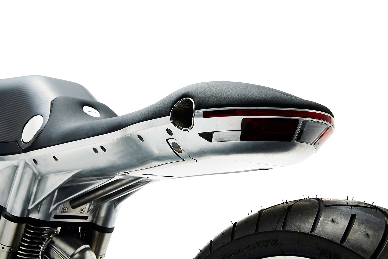 而是將車子分成上下兩的主要部件,上半部是油箱與坐墊,並由鋁合金基座組成而成