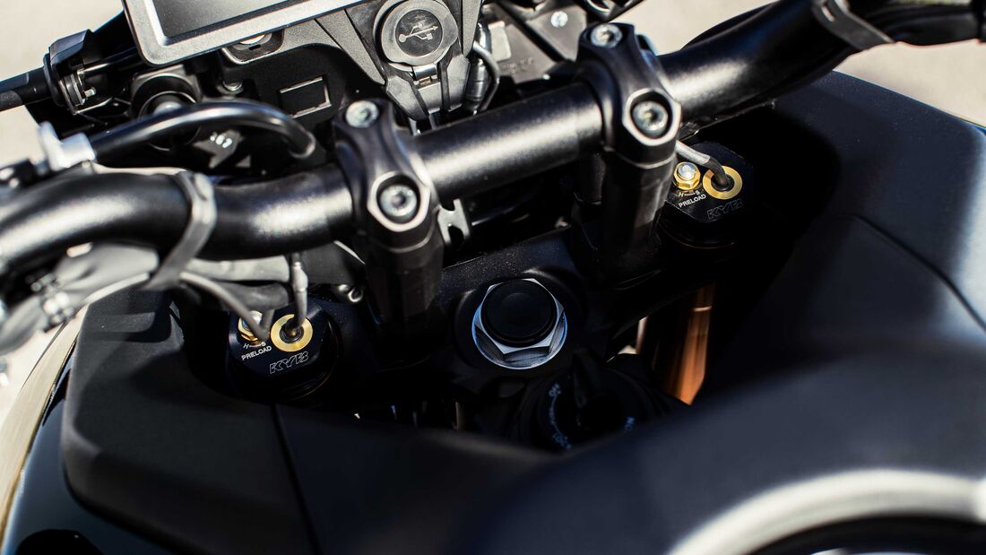 Tracer 9 GT+ 避震器採用 KYB 半主動式 KADS 電子懸吊系統。