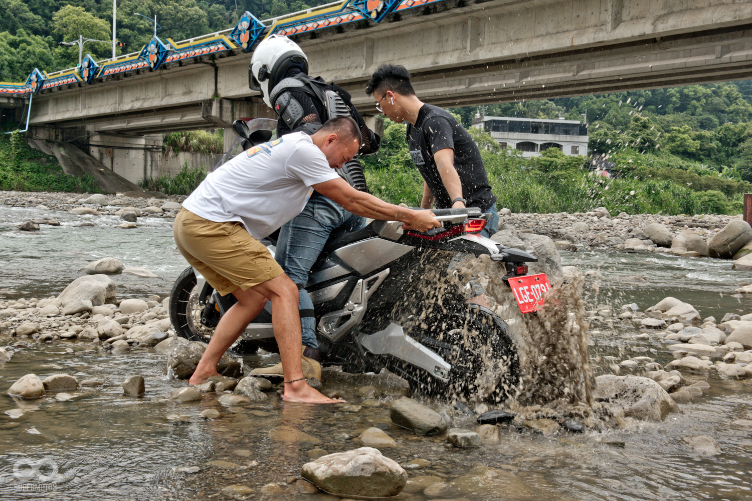 在過往的測試中,本站就曾讓X-ADV下過溪床