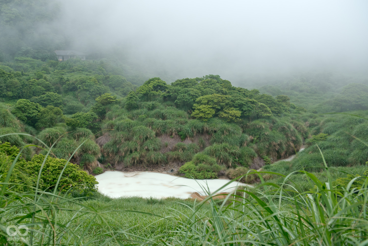 陽明山屬於大屯山火山群，地熱資源相當的豐富，也因此創造出許多的觀光景點，小油坑、牛奶湖都是相當著名景點之一。