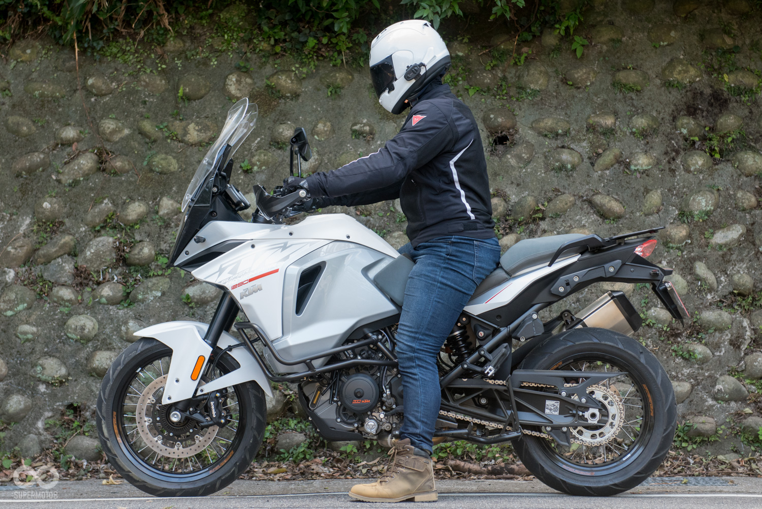 筆者身高178左右,騎乘Super Adventure僅能單腳著地