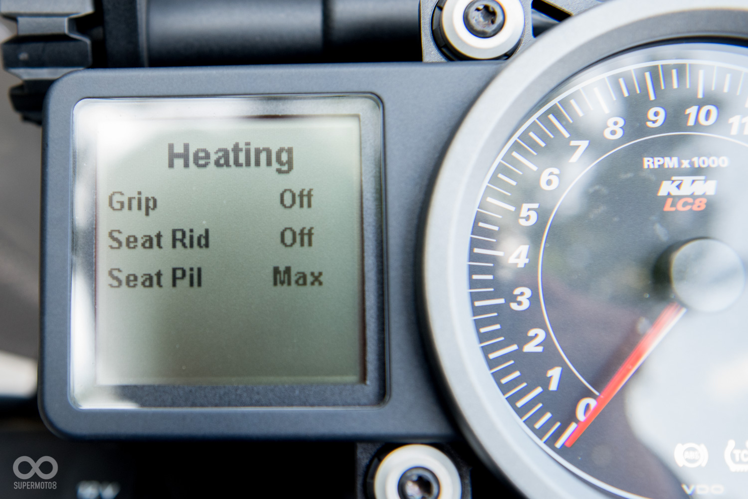 加溫把手與坐墊的控制則是整合在儀表板,只要透過簡單的按鍵控制,便能啟動相當的貼心