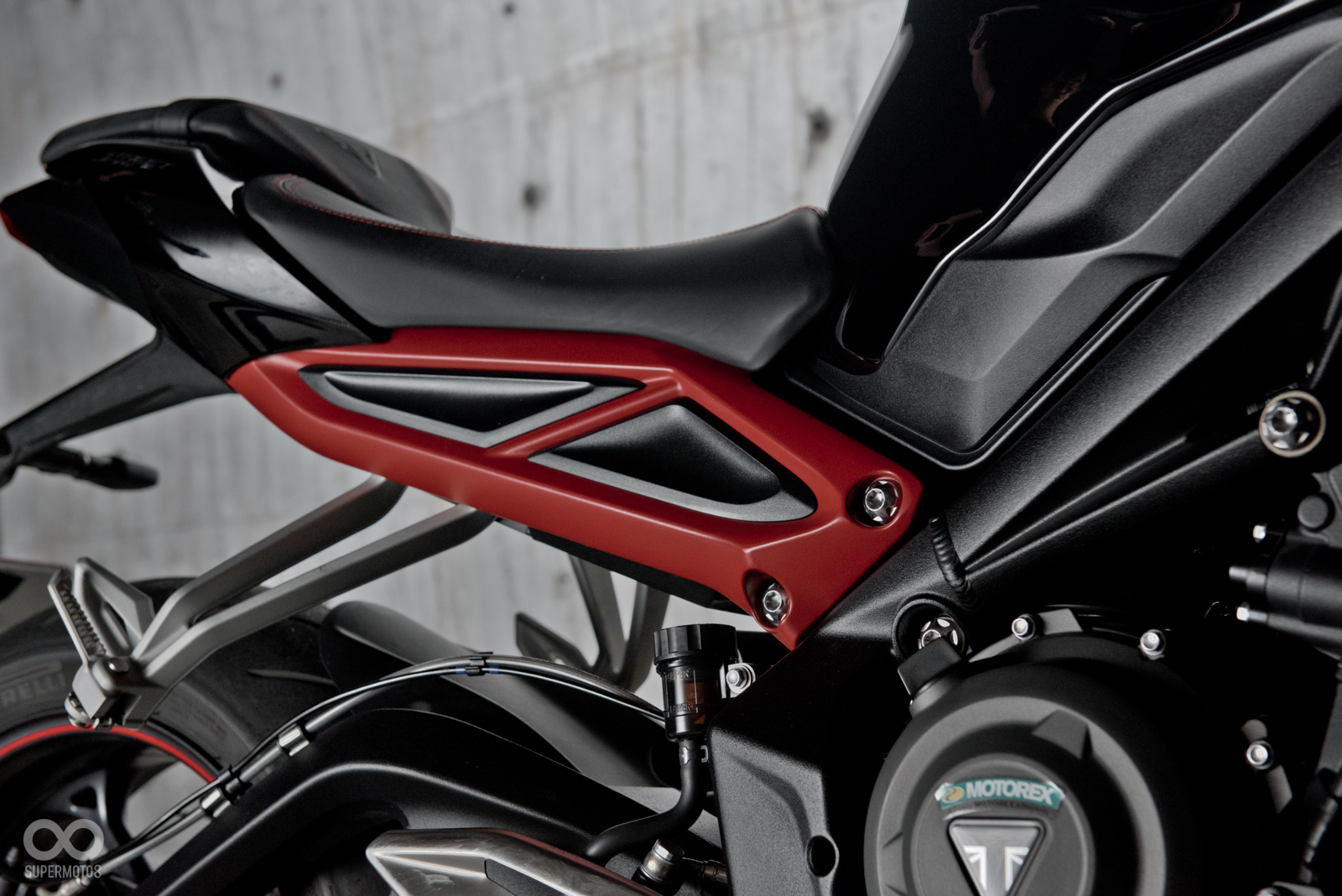 不知為何,車尾副車架的這塊飾蓋質感並不如預期