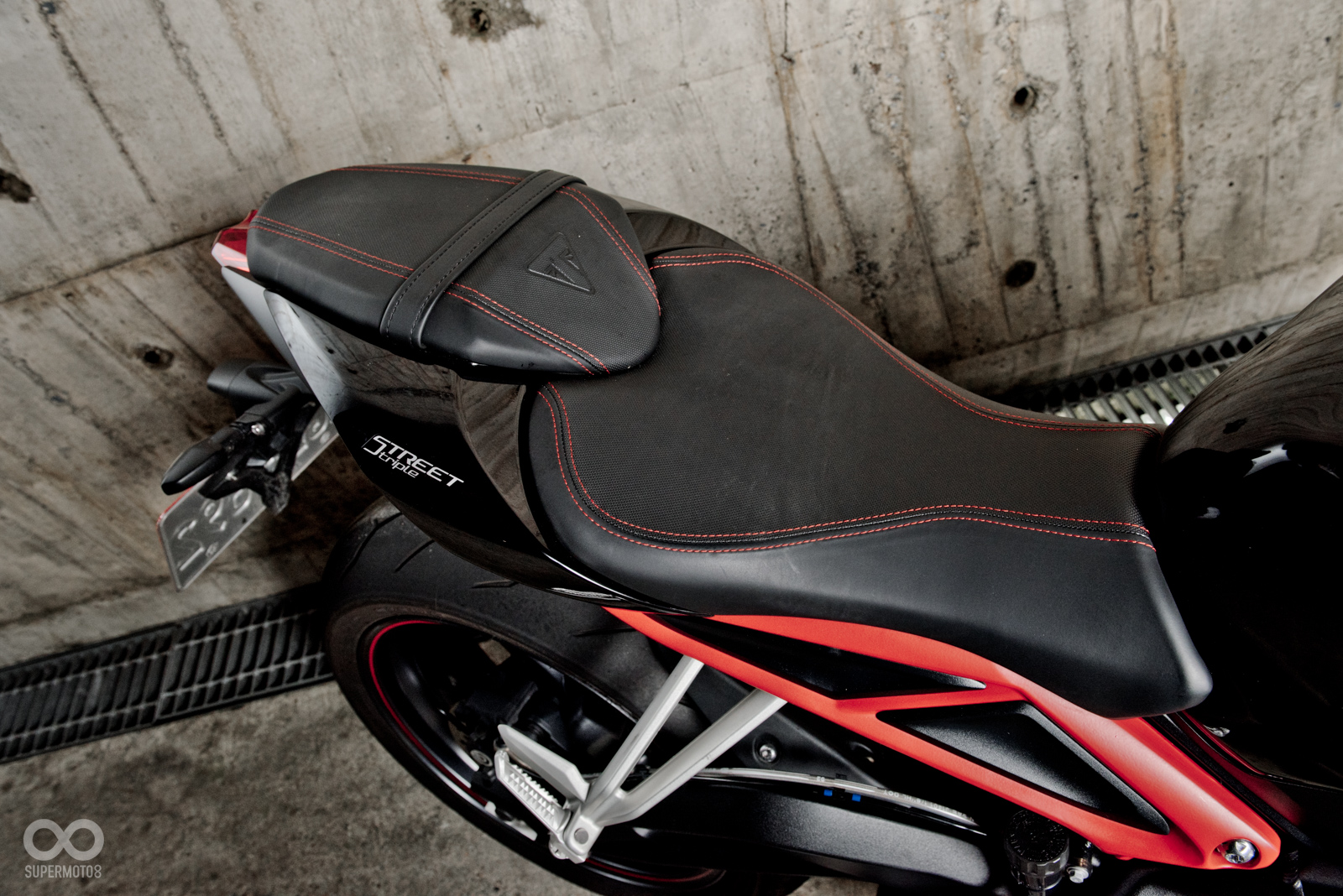 就連坐墊都非常的講究,紅色的雙縫線勾出性能味,中央的座布施用防滑處理,兩側車則是累皮革的材質,中間再壓上Triumph的廠徽