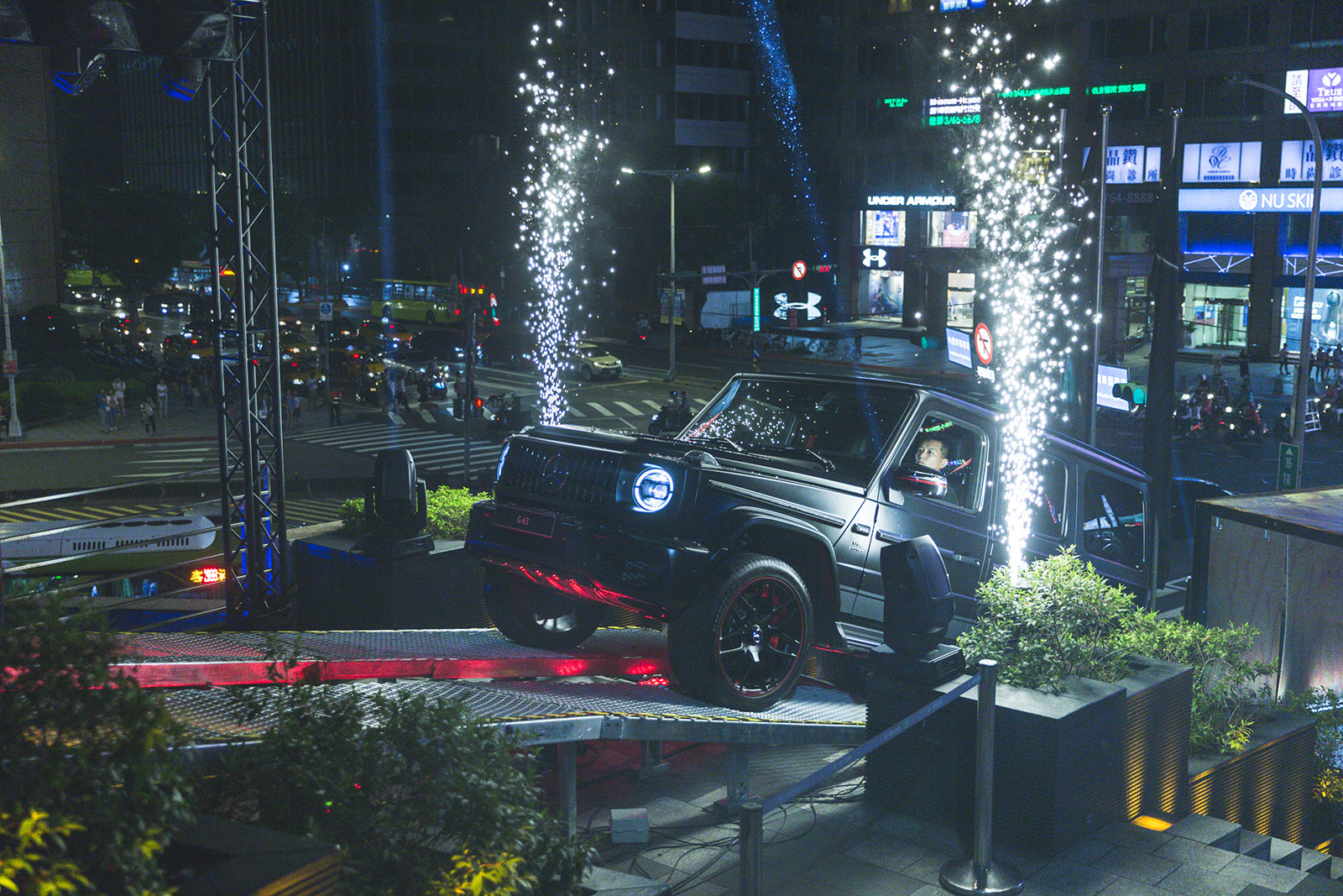 為了彰顯G-Class的越野性能，主辦單位直接讓G63從台北市府轉運站一樓爬上二樓的活動會場