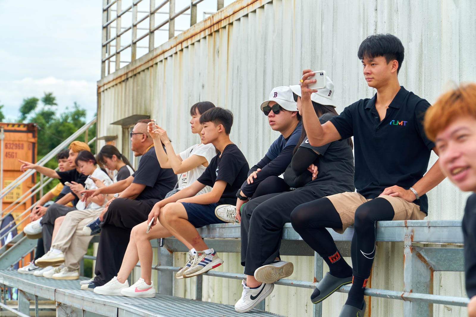 看台上坐滿幫自己家人朋友加油的親友團