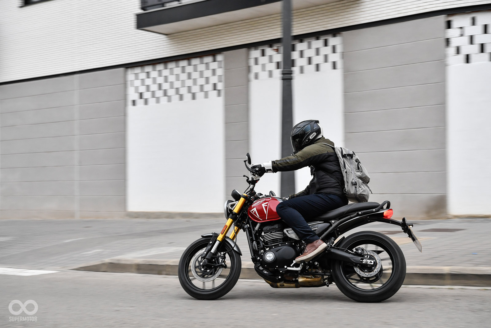 SPEED 400 的座高790mm 相當親民