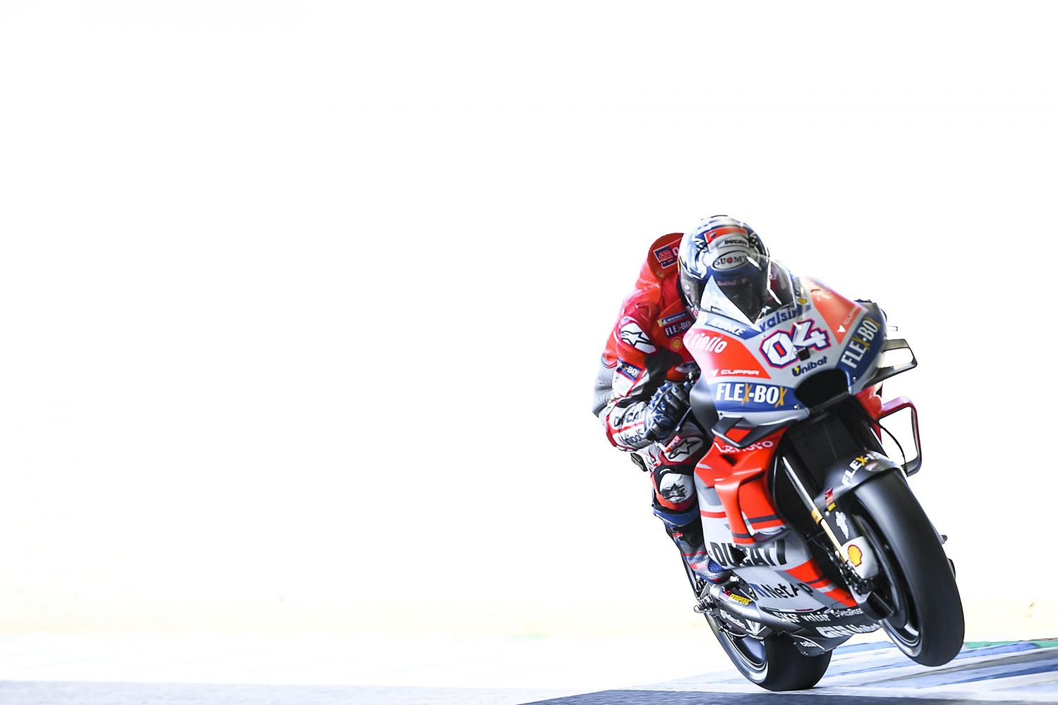 被Marquez成功超越之後的Dovizioso，在經過了一圈的模擬練習之後，決定在第十一號彎出手