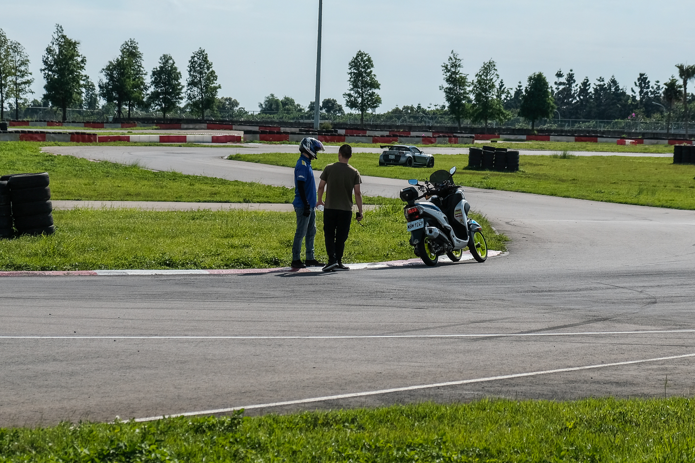 中場休息時,主辦單位會下場巡視場地狀況