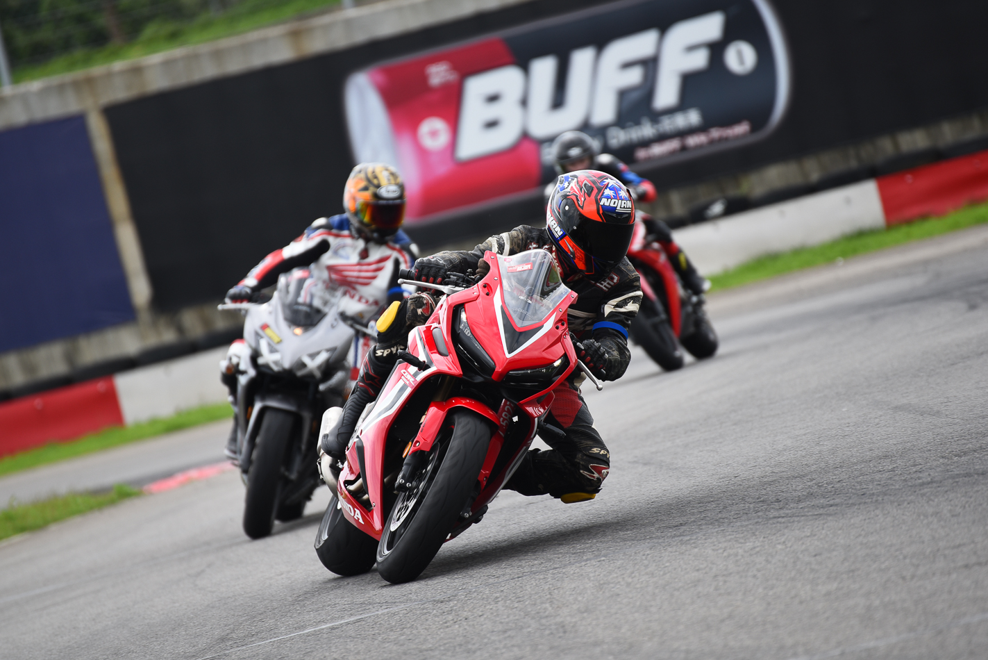 在賽道上可以盡情操駕車輛,激進的騎乘技巧可以在這裡安全練習