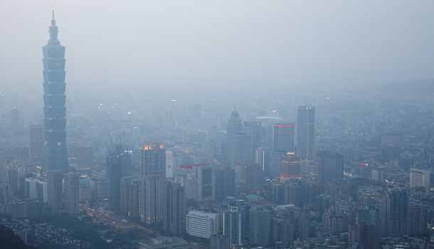 空氣品質到底能不能因此而純淨？我想，新台幣的銅臭味也許會率先四溢。