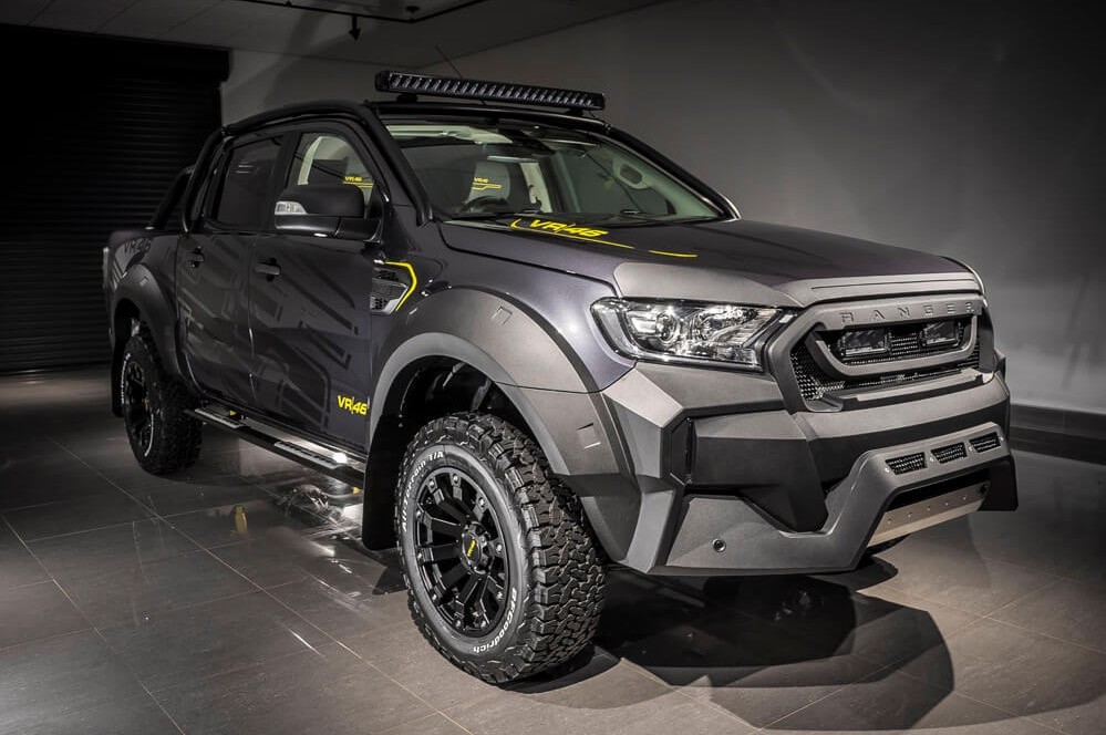 與現行版相比，定位成能縱橫各種地型並有運輸能力的VR|46 x FORD Ranger 外型十分陽剛粗曠。