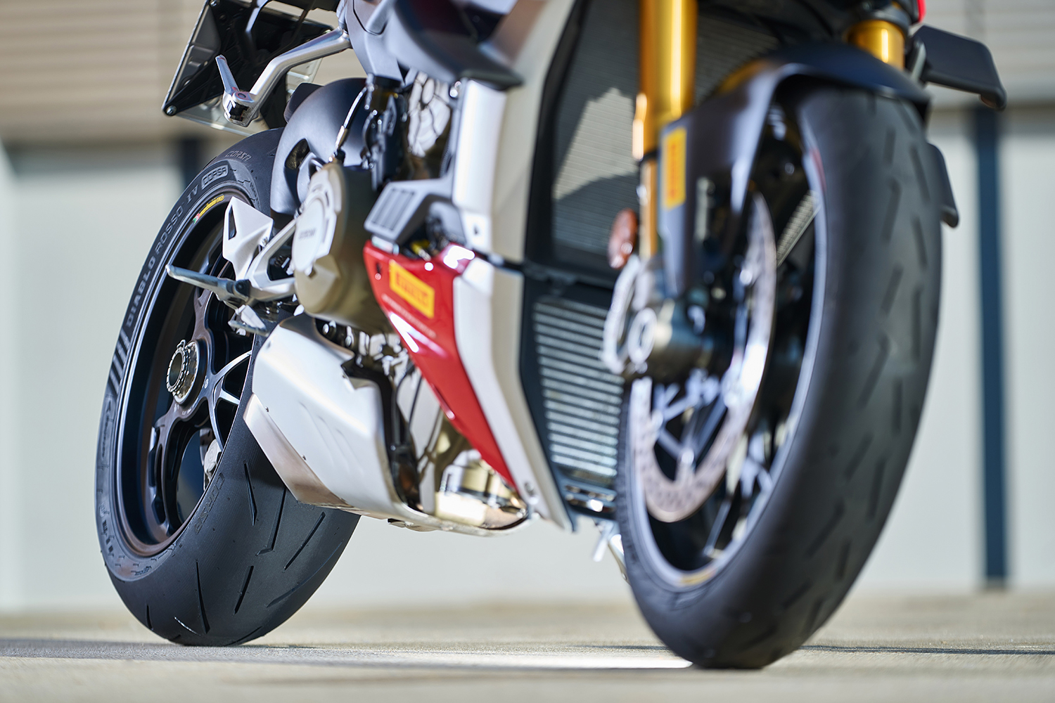 PIRELLI推出DIABLO ROSSO™ IV CORSA 150週年紀念版