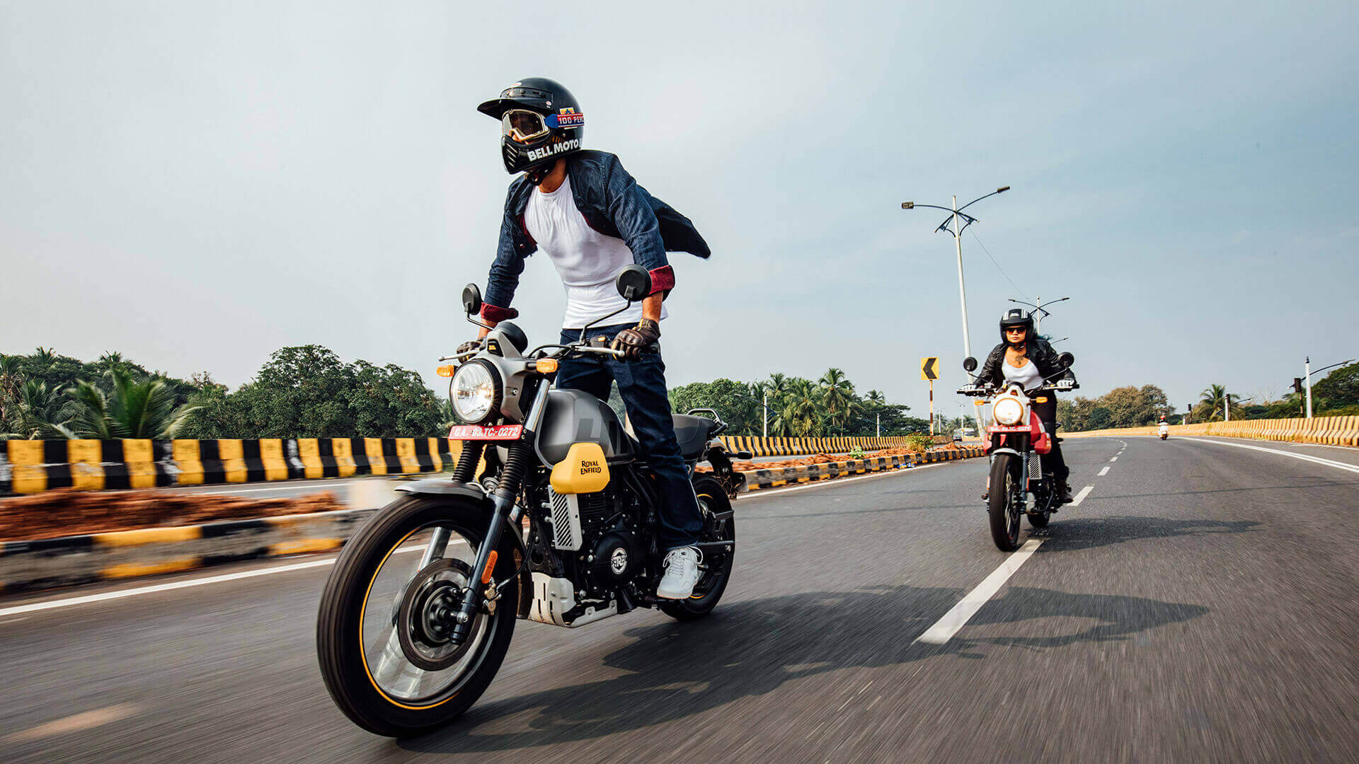 Scram 411採用圓燈配越野高把、左右護弓