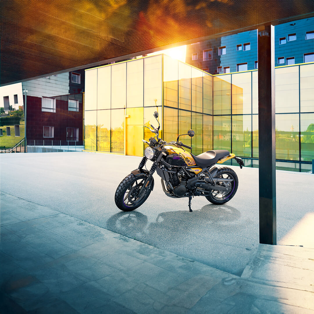 Royal Enfield Guerrilla 450 採用經典的圓燈街車設計