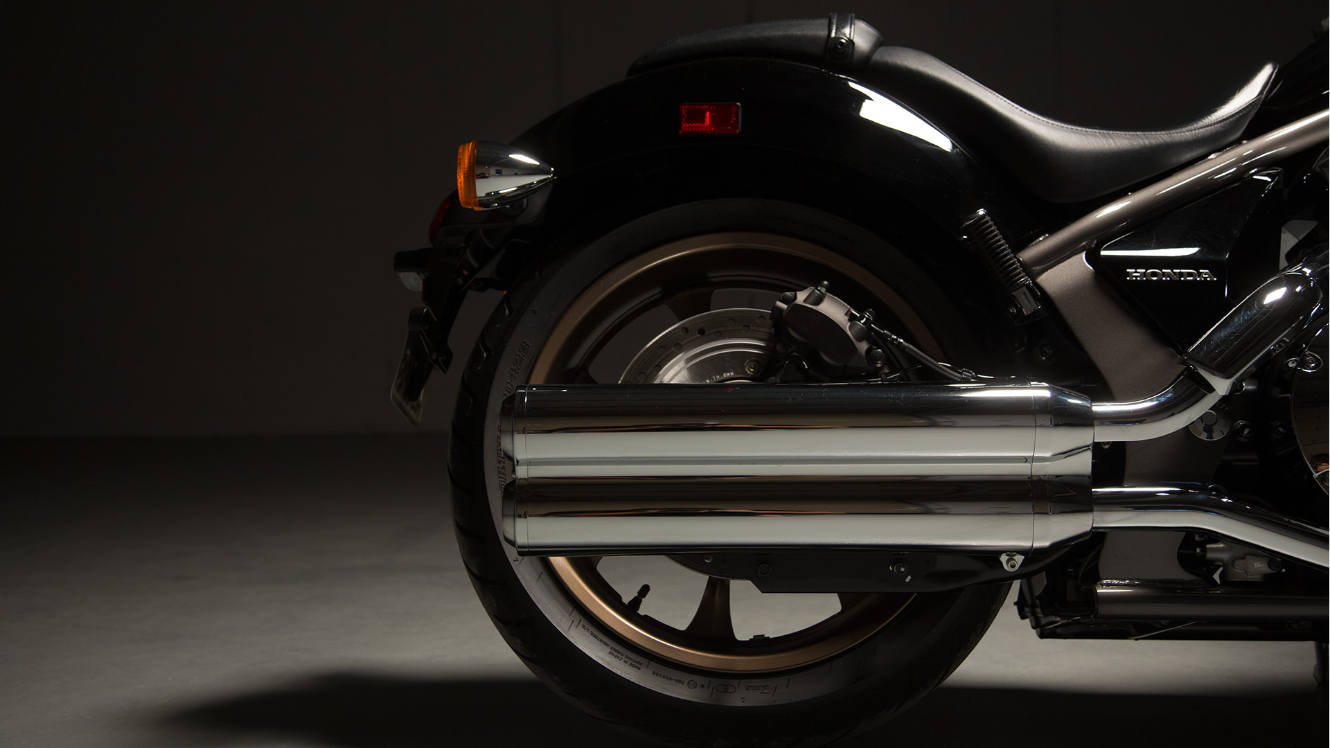 設計師為了要做出類似的風格,採用隱藏式的單鎗後避震器