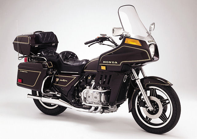 1980年改款後的的GL1100加入大整流罩，底定了Goldwing休旅王者的豪華風格