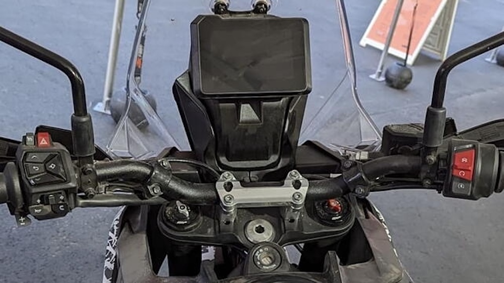 左手握把開關底部,能看到有調整定速巡航加減時速的按鈕