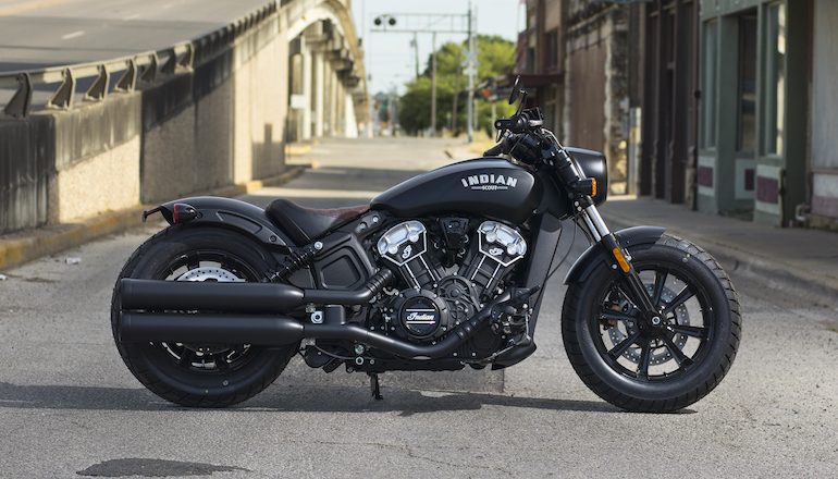 Scout Bobber 由Scout (上) 車型衍生而來，將車身化繁為簡，並換上大量黑色部件