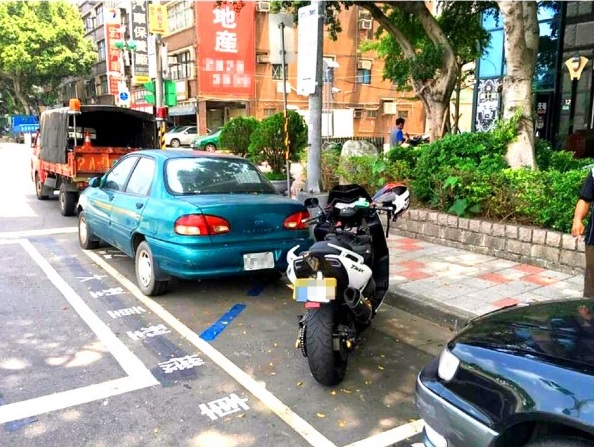 在身分歸屬釐清之後,我們才能看清真正的問題在哪,要滿足各種車輛的路邊停車問題,首重提高停車格使用效率 (圖片取自:LTN)