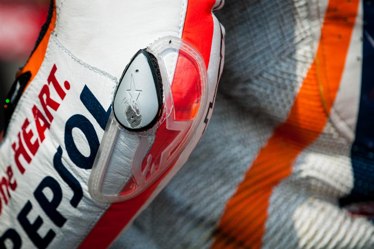 因為火星人Marc Márquez而開始盛行的摩手肘技巧也讓皮衣廠商開始在手肘處增添滑塊