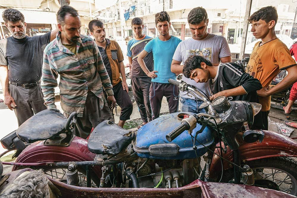 Firas對於Ural機車的維修技藝與熱愛明顯是家族遺傳，而Ural如此特別的車款在伊拉克也是十分引人注目的，就算是台放置了一段時間不起眼的邊車，維修時都能讓路過的人們行注目禮。