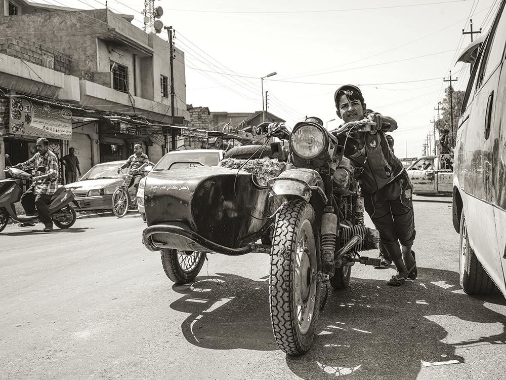 在前任車主的院子中挖出了這台Ural邊車之後，Sangar找來Firas的姪子，眾人推過了好幾個街區才把這台Ural推回Firas的車行，準備進行維修。