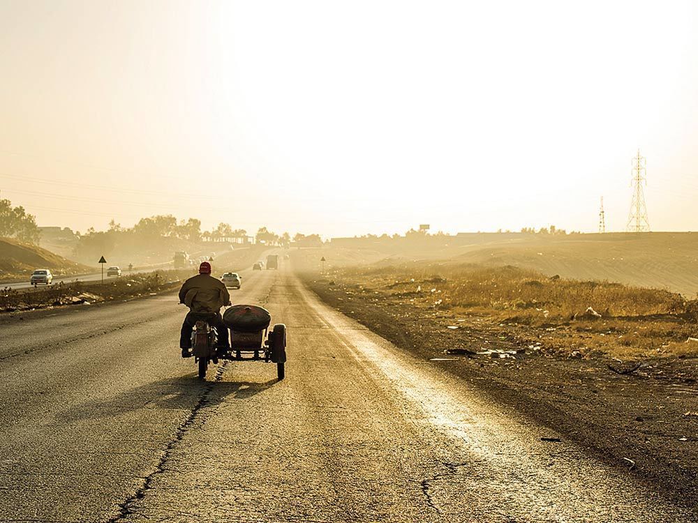 騎著邊車享受金黃色的夕陽灑落在公路上，如此的美景是許多熱愛騎車的車友心中的夢想畫面，這也讓人難以想像在這張照片的背後，居然是一個隨時都有可能遭遇死亡危險的國度與一座路邊堆滿屍體的城市，或許這道夕陽就是驅使Carman與Nish前進的光芒，讓他們勇往直前的追逐夢想，踏上這趟充滿危險的旅途。