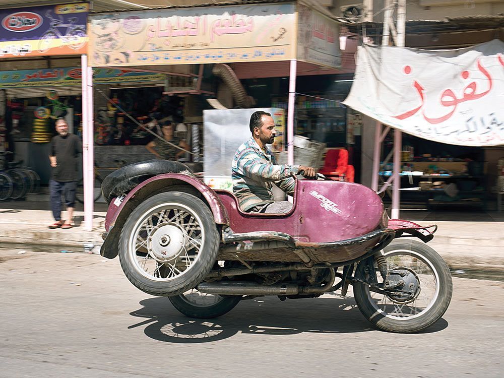 俏皮的Firas在試車時秀了一手邊車孤輪，讓這台Ural看起來就像隻活潑好動的小狗正抬腿準備尿尿一樣！