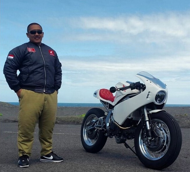 Yuwono Djati 不想就這麼簡單地把風格設定成café racer，反而想多加一些未來元素，形成新舊交錯的混搭