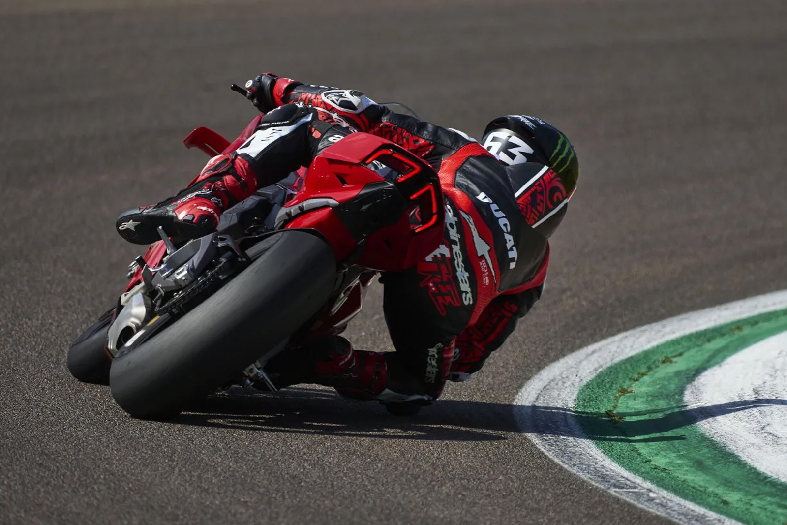 Bosch eCBS可以透過前後煞車連動,輕鬆幫騎士做出職業車手等級的延遲煞車入彎效果!