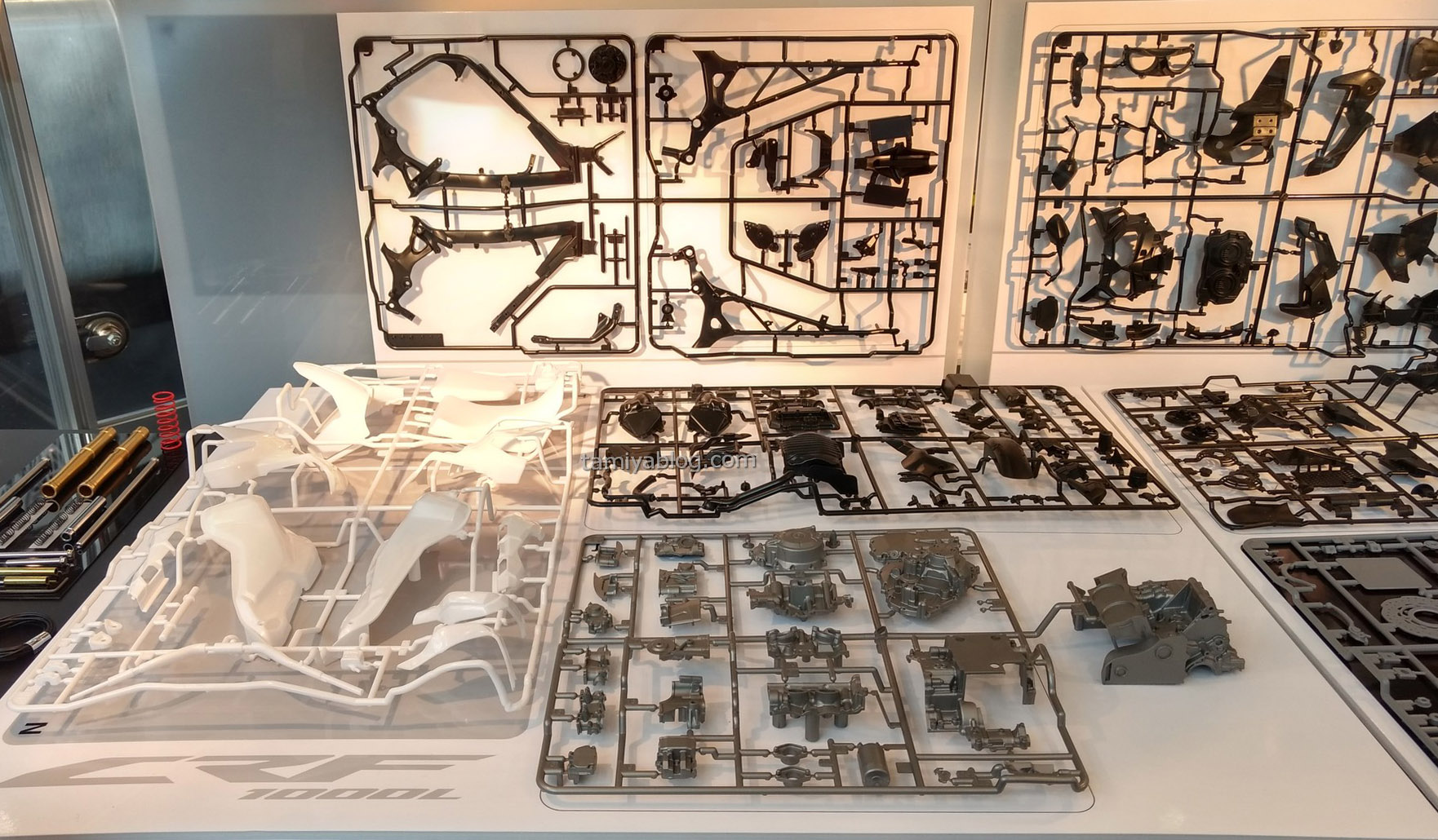 1：6的大比例可以讓模型的細節度更好，但零件數目也會非常多，這是原盒內的零件數量。