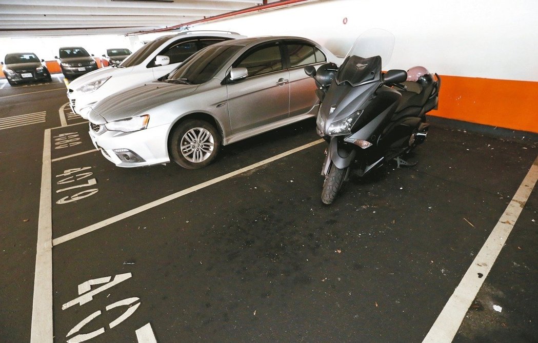 紅黃牌二輪車主被規定只能停汽車格,這做法讓兩方都十分不解(圖片來源:UDN)